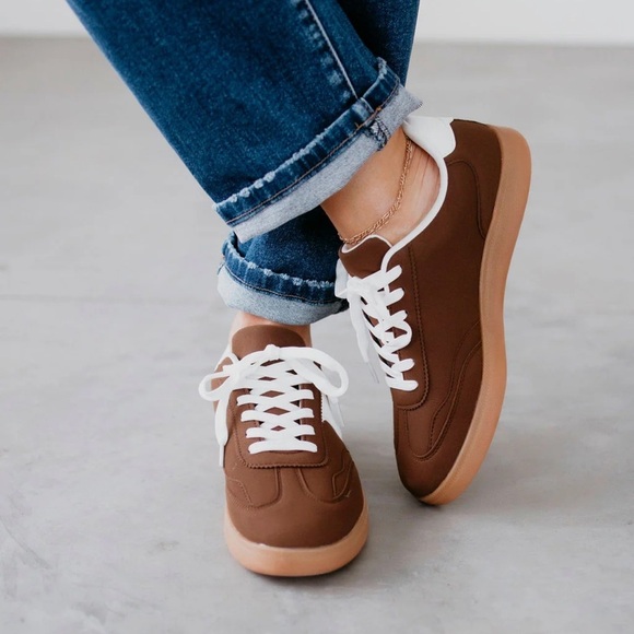 La Sheelah Modern Sneaker Size 10 Brown White Stripe Detail Lace Up Round Toe - Picture 2 of 11